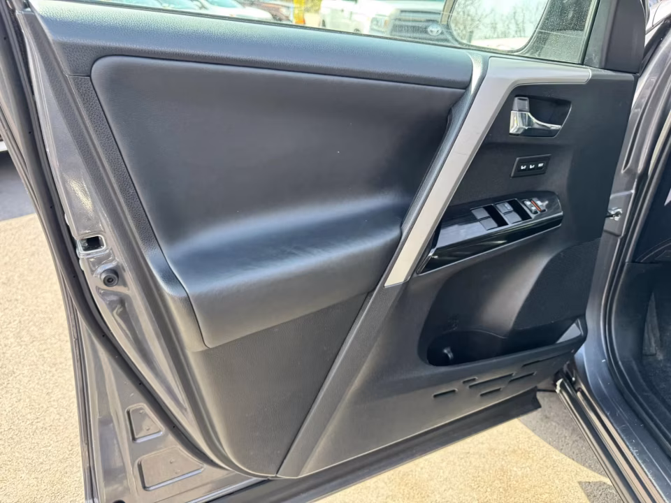 2016 Toyota RAV4 Limited - Photo 11